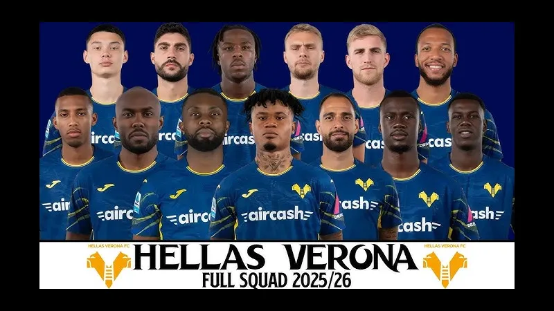 Cầu thủ Verona và Udinese đang tranh chấp bóng trên sân Cầu thủ Verona và Udinese đang tranh chấp bóng trên sân