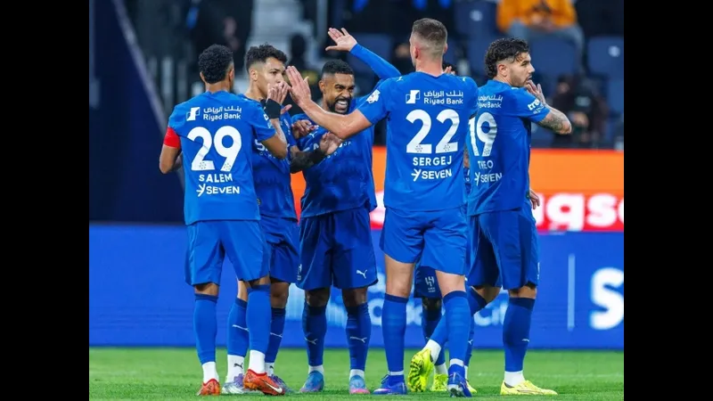 Cầu thủ Al Hilal chạy nhanh với bóng trước sự áp đảo từ Damac Cầu thủ Al Hilal chạy nhanh với bóng trước sự áp đảo từ Damac