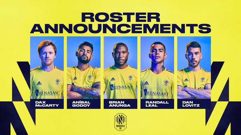 Cầu thủ Nashville và Tigres UANL tranh chấp trên sân Cầu thủ Nashville và Tigres UANL tranh chấp trên sân